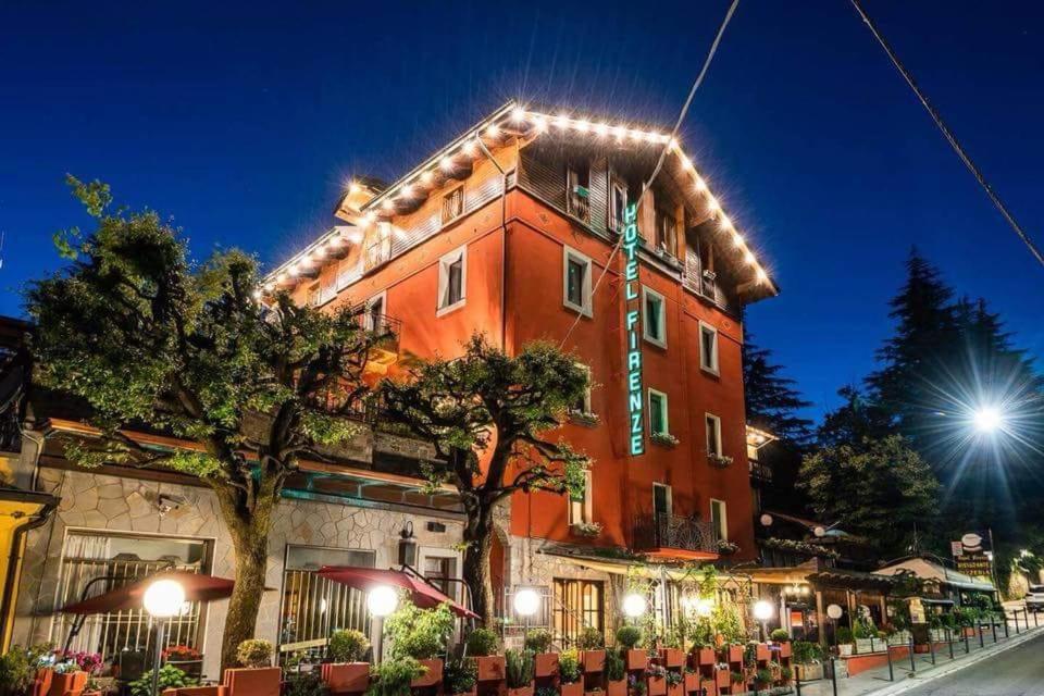 法纳诺佛罗伦萨酒店的建筑的一侧有灯