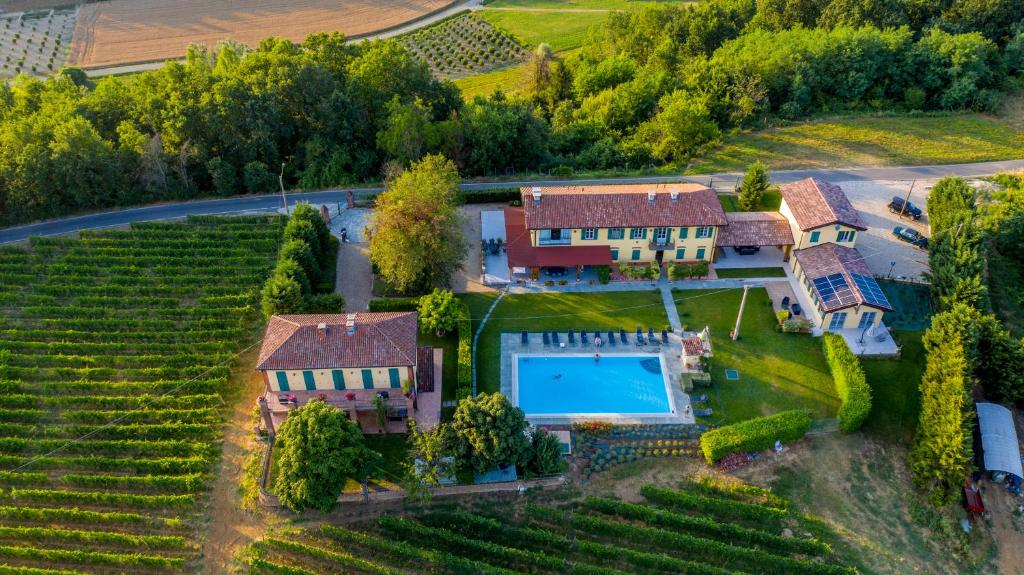 阿斯蒂Cascina Desderi的享有带游泳池的房屋的空中景致