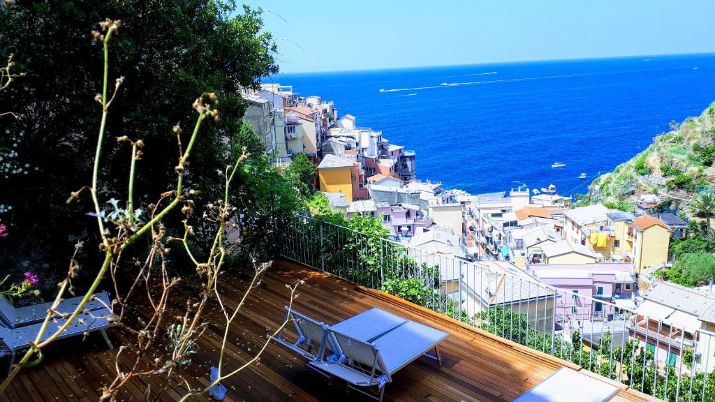 马纳罗拉Olimpo Affittacamere的阳台享有城市和大海的景致。