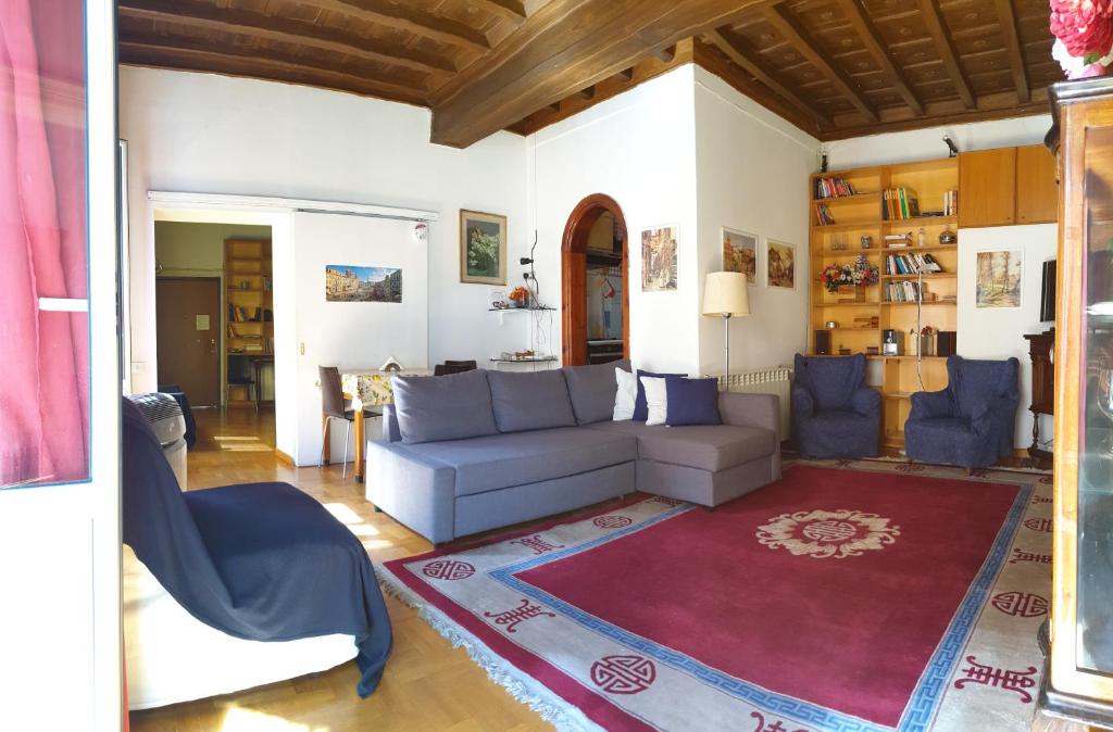 罗马Centro Storico - Piazza di Spagna的带沙发和地毯的客厅