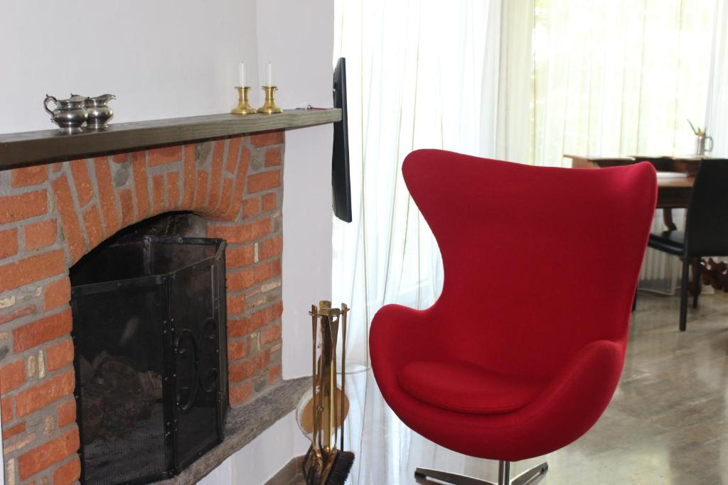 卡迪马里奥Casa Creavita的壁炉前的红色椅子