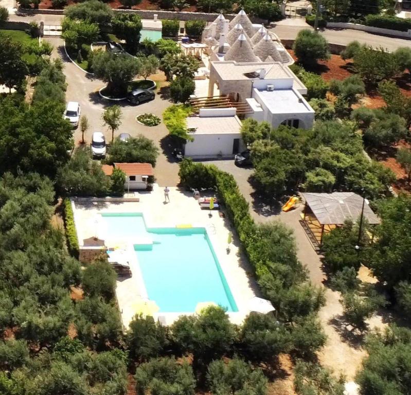 洛科罗通多特鲁利波佐玛希尔洛旅馆的享有带游泳池的房屋的空中景致