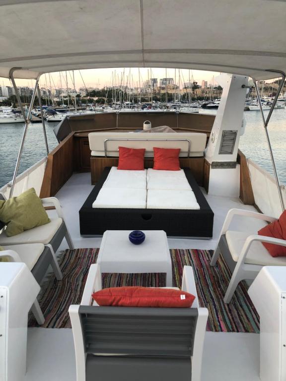 Taʼ XbiexJohnny M Yacht的船上配有一张床和一张沙发