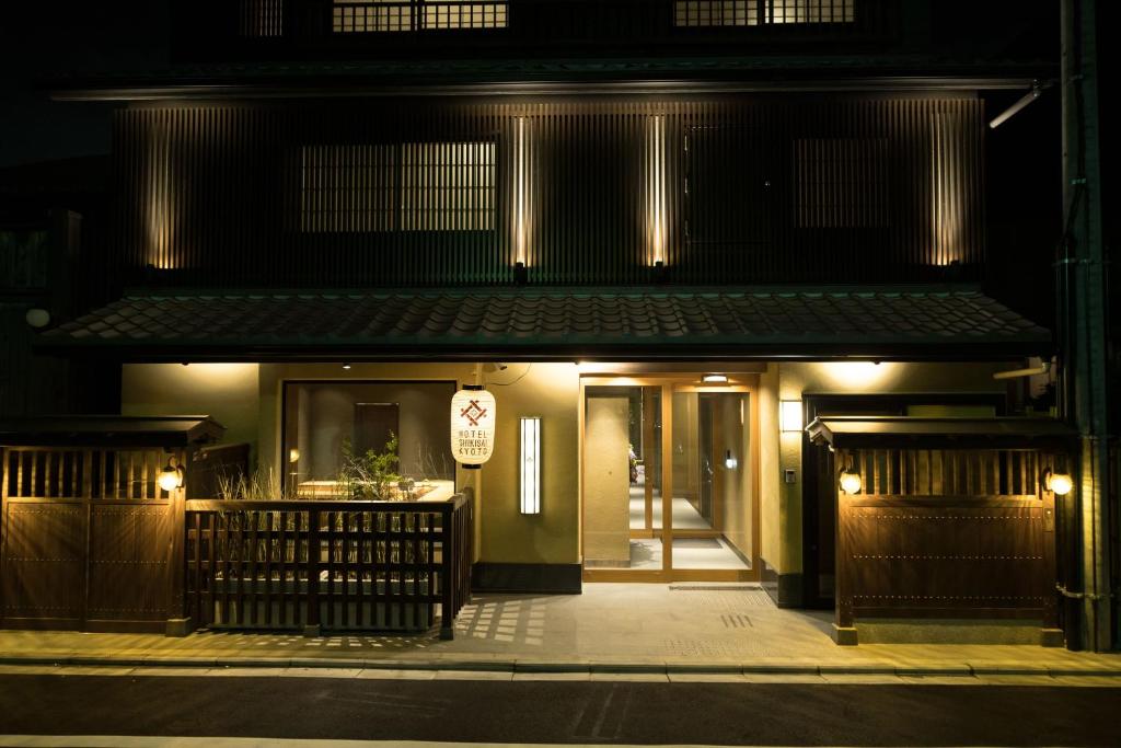 京都HOTEL SHIKISAI KYOTO的夜间有灯的建筑物入口