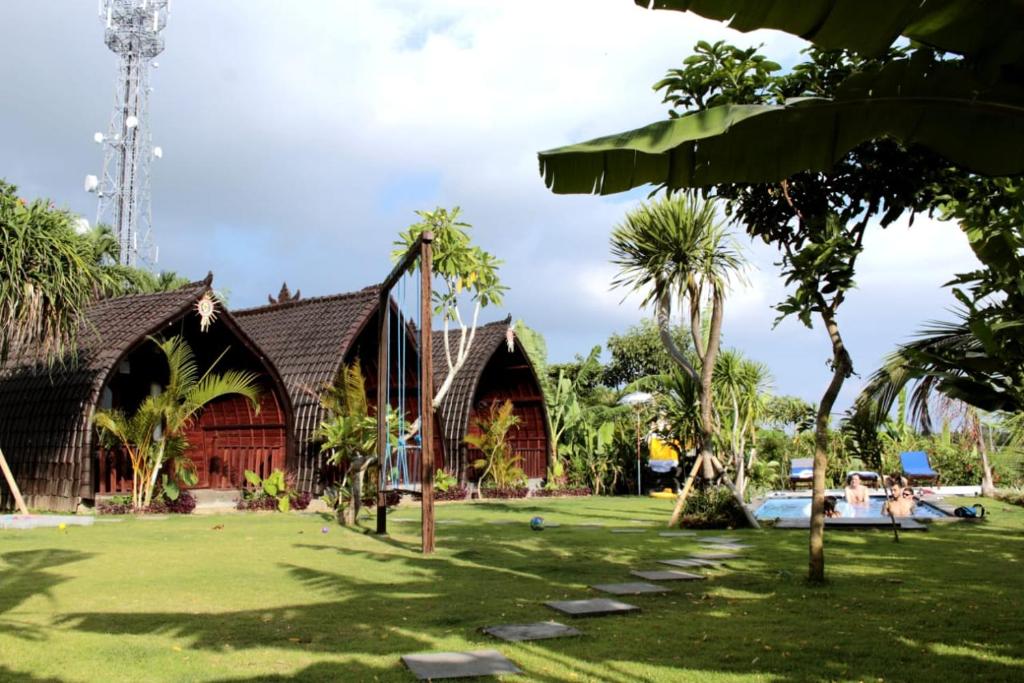 坎古De Vir House的棕榈树和游乐场的度假村