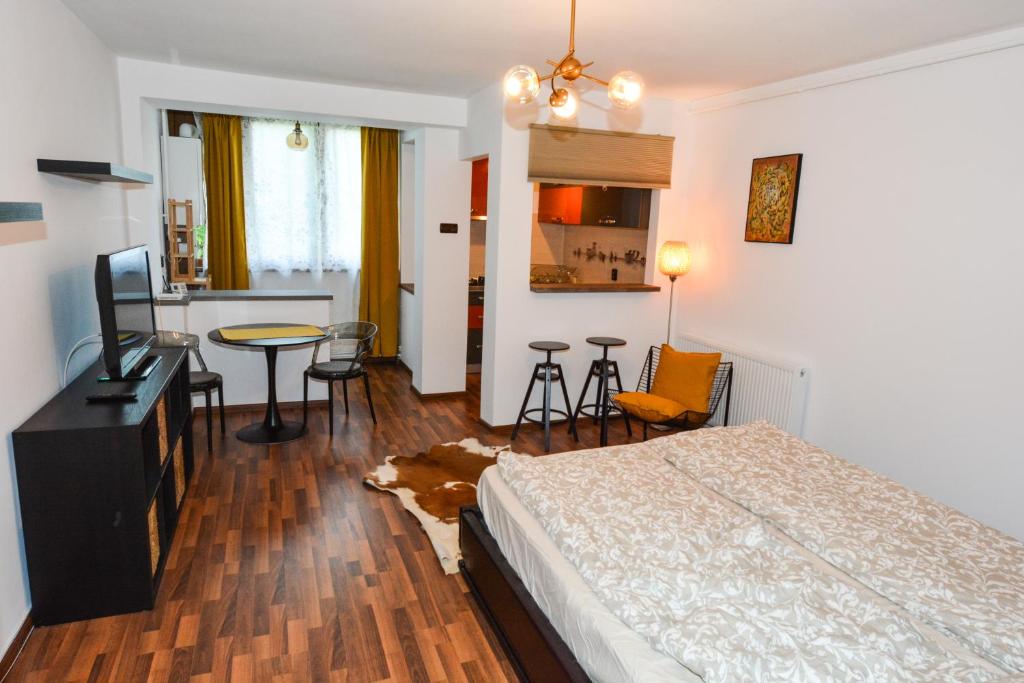 布拉索夫Gya Residence的卧室配有一张床和一张桌子及椅子