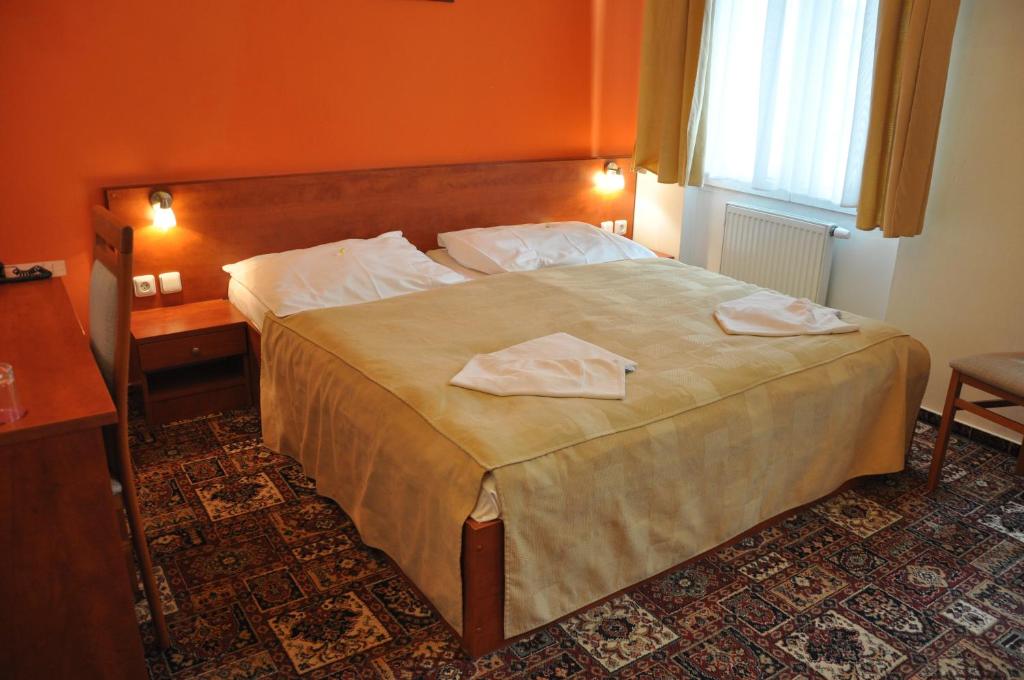 布拉格城市中心豪华酒店的酒店客房,配有带两条毛巾的床