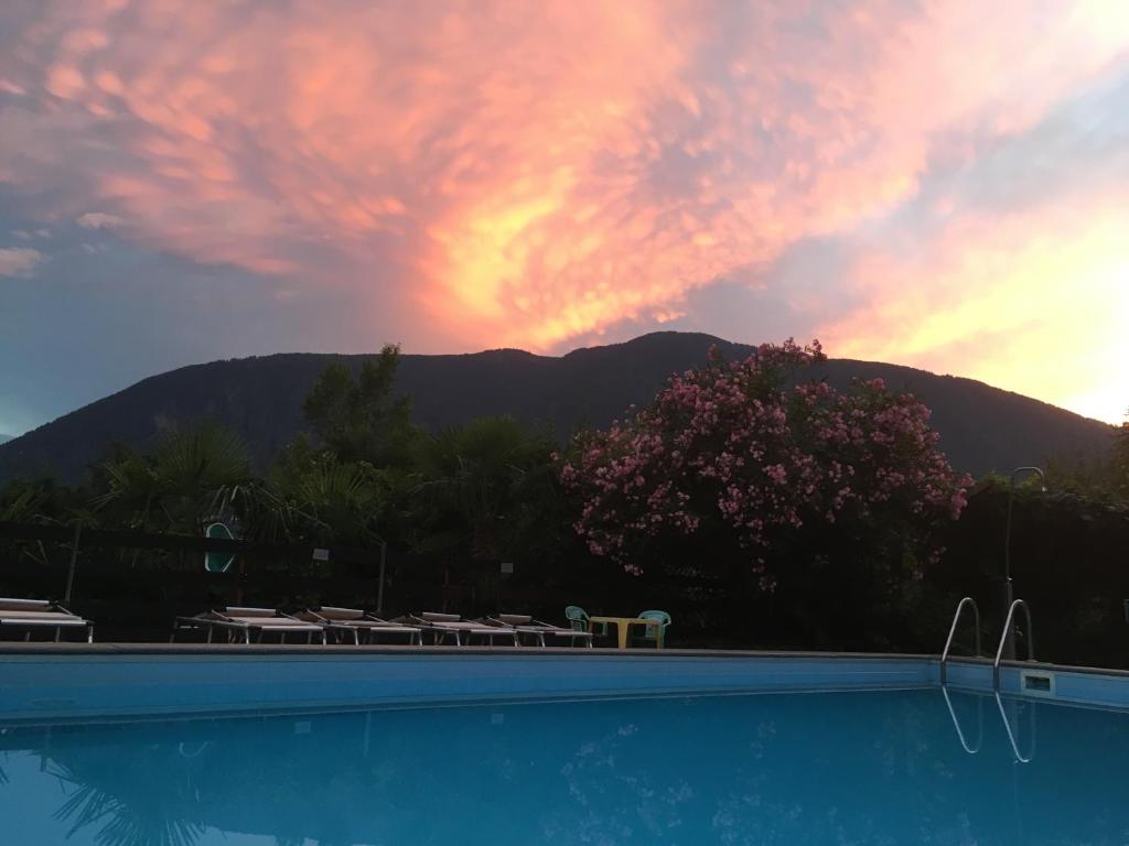 梅拉诺比奇勒公寓酒店的一座享有日落美景的游泳池