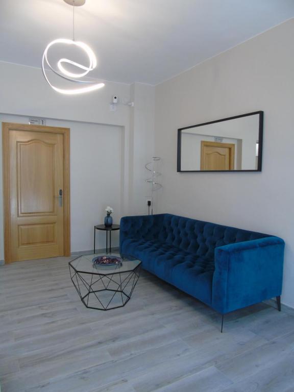 波尔托马林Casa San Nicolás的客厅配有蓝色的沙发和桌子