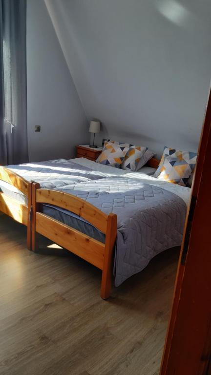 波罗宁Pokoje Gościnne Anna的一间卧室配有一张大木床。