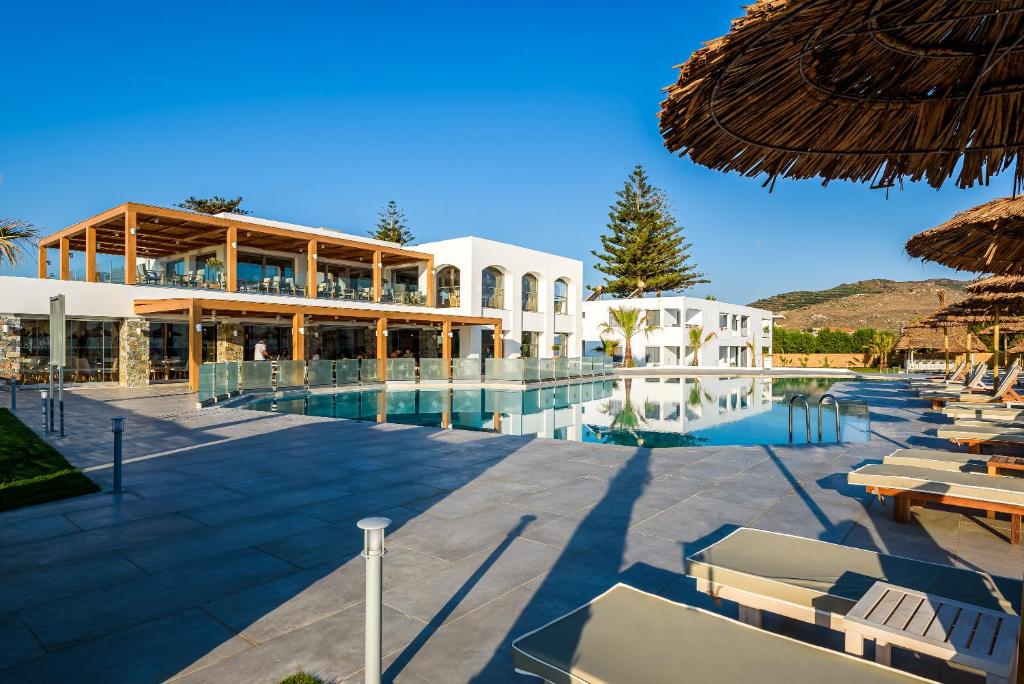 科林瓦里奥Solimar White Pearl - Adults Only的一座带游泳池和大楼的度假村