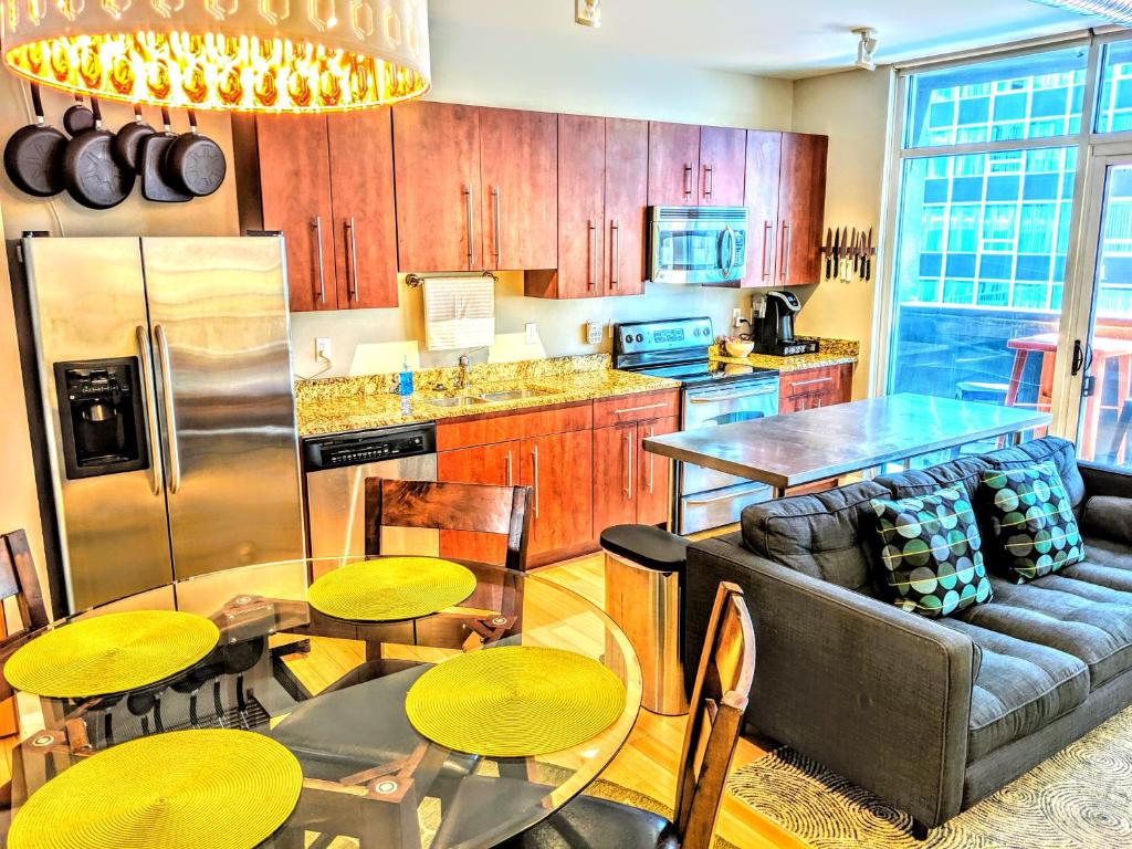 哥伦布Downtown Loft Oasis的厨房配有沙发和桌椅