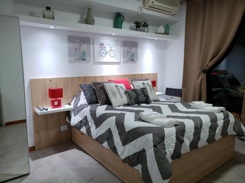 罗萨里奥DEPARTAMENTO VERA MUJICA 1 cochera propia incluida的一间卧室配有一张大床和斑马纹毯