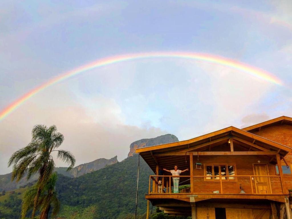 圣本图-杜萨普卡伊Casa Baúau的一只手在摇摆中,一头手在房子上空的彩虹