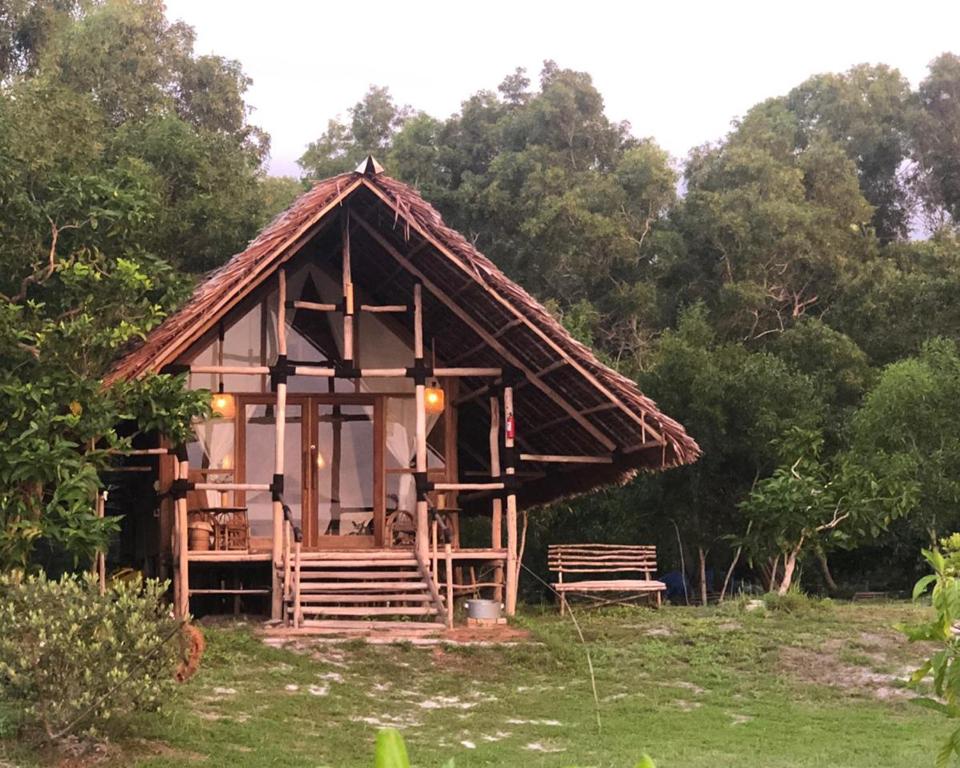 丹戎潘丹Billiton Ekobeach Retreat的茅草屋顶的小房子