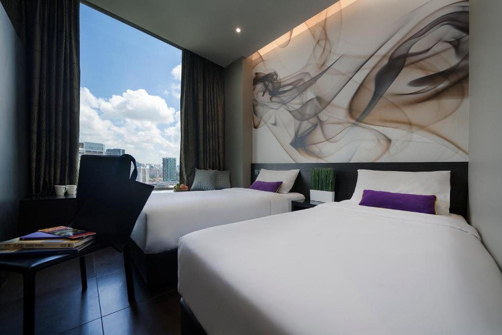 新加坡V Hotel Lavender的配有大窗户的酒店客房内的两张床