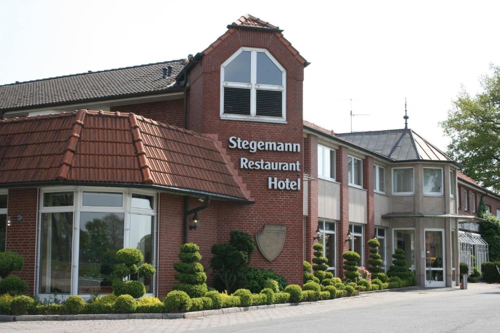 萨尔贝克斯提格曼酒店餐厅的红砖建筑,有餐厅标志