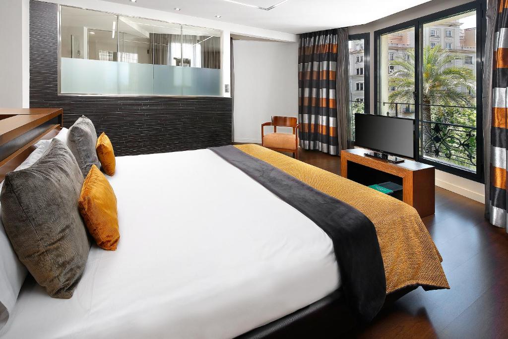 巴塞罗那威尔森精品酒店的酒店客房,配有床和电视