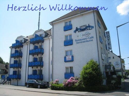 古梅尔斯巴赫阿戈塔酒店的白色的大建筑,街道上设有蓝色的阳台