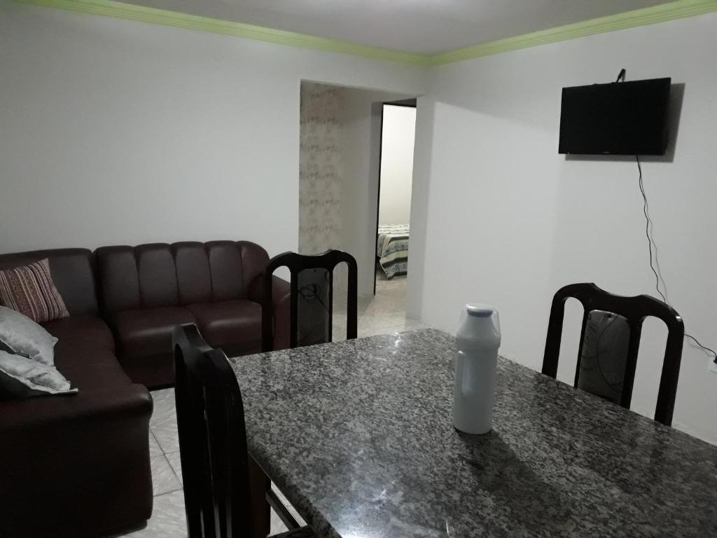 卡鲁阿鲁Apartamento 1 Boa Vista 1 Caruaru的客厅配有桌子和沙发