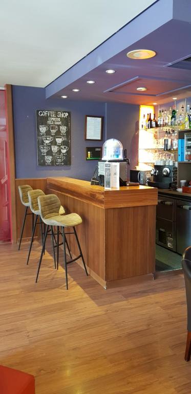 安姆比利ibis Annemasse-Genève的餐厅设有酒吧、椅子和柜台