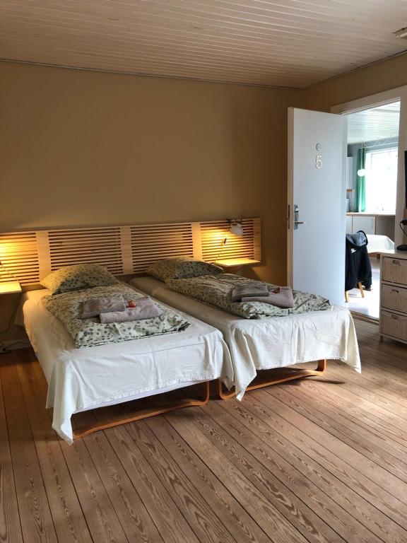 岑讷SJ客房酒店的一间卧室,配有两张床