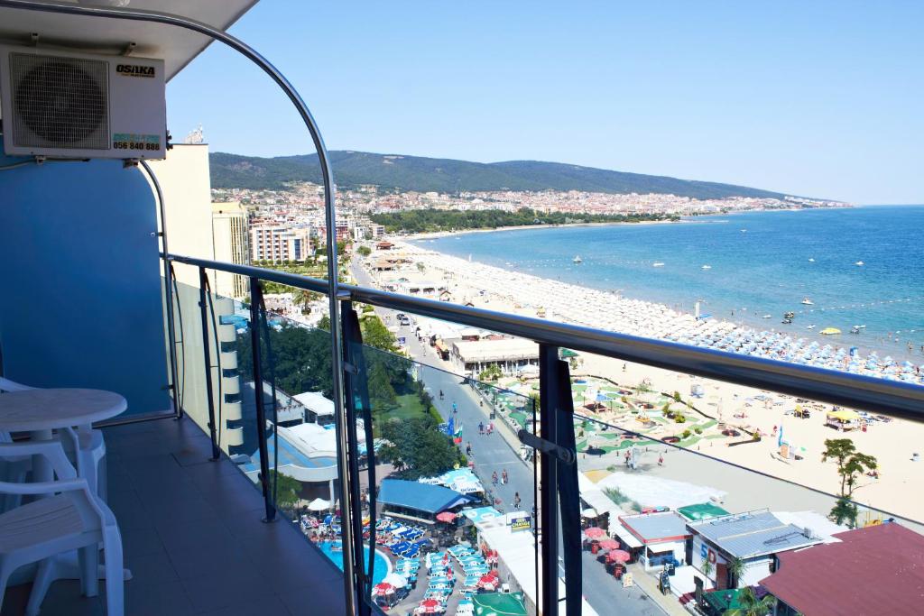 阳光海滩Palace Hotel - Half Board的享有海滩和海洋景致的阳台