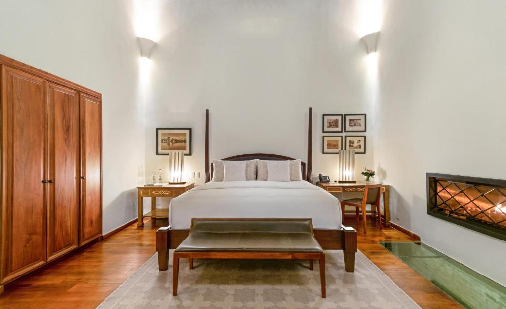 圣米格尔-德阿连德Hotel Casa Blanca 7的卧室配有白色的床和桌子
