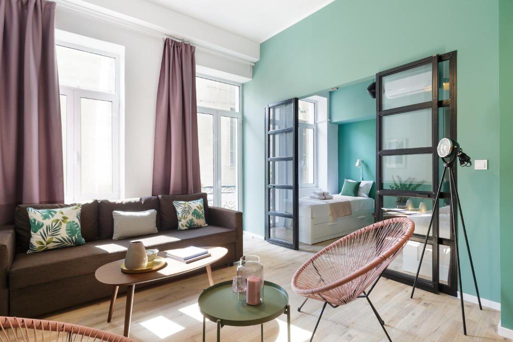 雅典雅典卫城景精品中央公寓的客厅配有沙发和桌椅