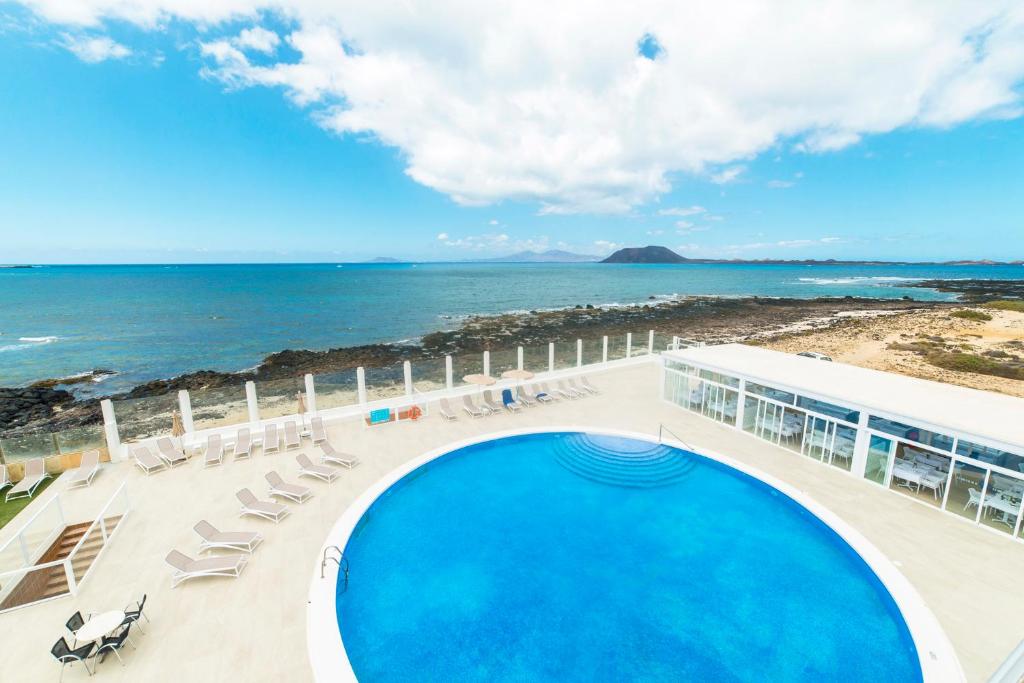 科拉雷侯Hotel Boutique TAO Caleta Mar的享有游泳池和海洋的景致。