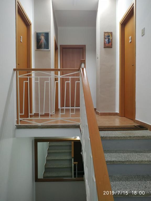 拉默齐亚泰尔默Santa e Maria Affittacamere的楼梯,楼梯,有栏杆的建筑物
