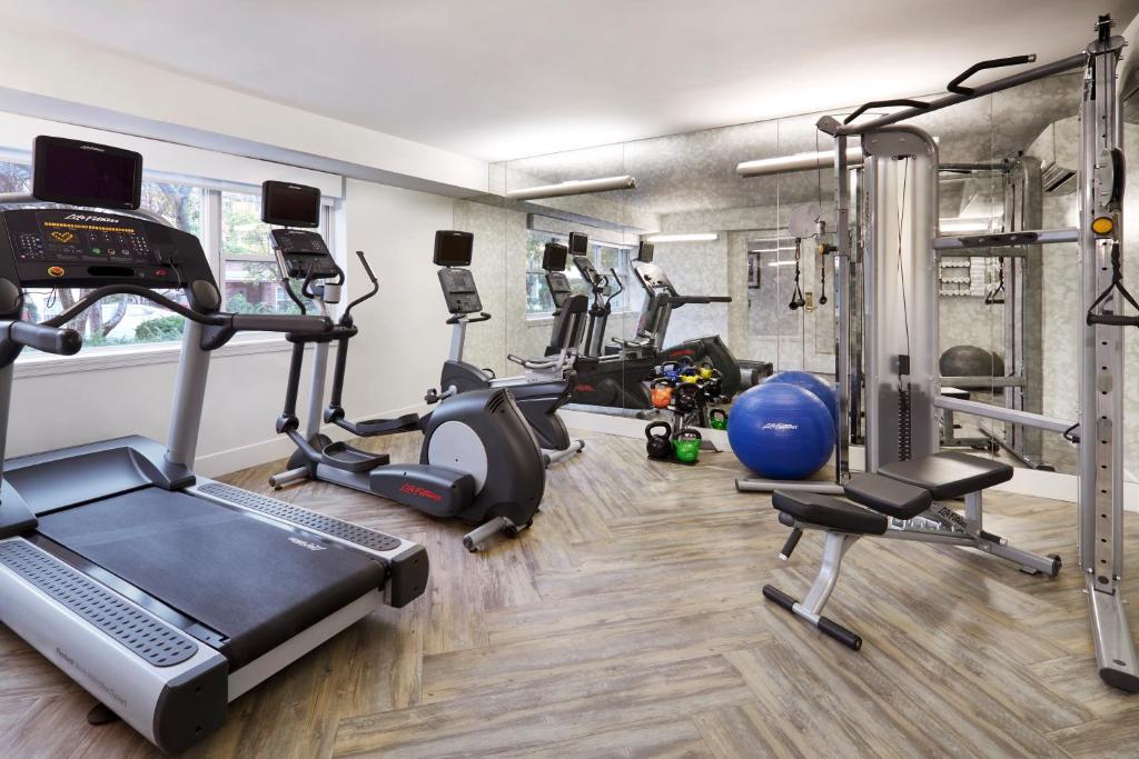 华盛顿ARC HOTEL Washington DC, Georgetown的拥有多台跑步机和健身车的健身房