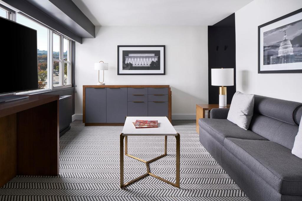 华盛顿ARC HOTEL Washington DC, Georgetown的带沙发和电视的客厅