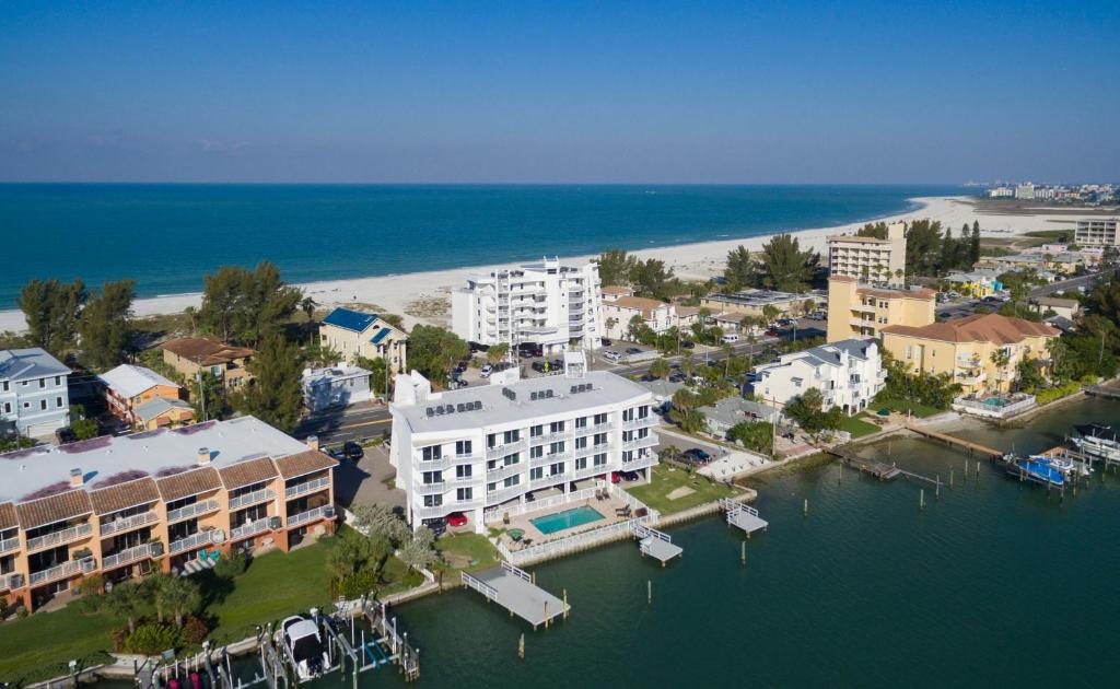 圣徒皮特海滩Provident Oceana Beachfront Suites的水体旁城市的空中景观