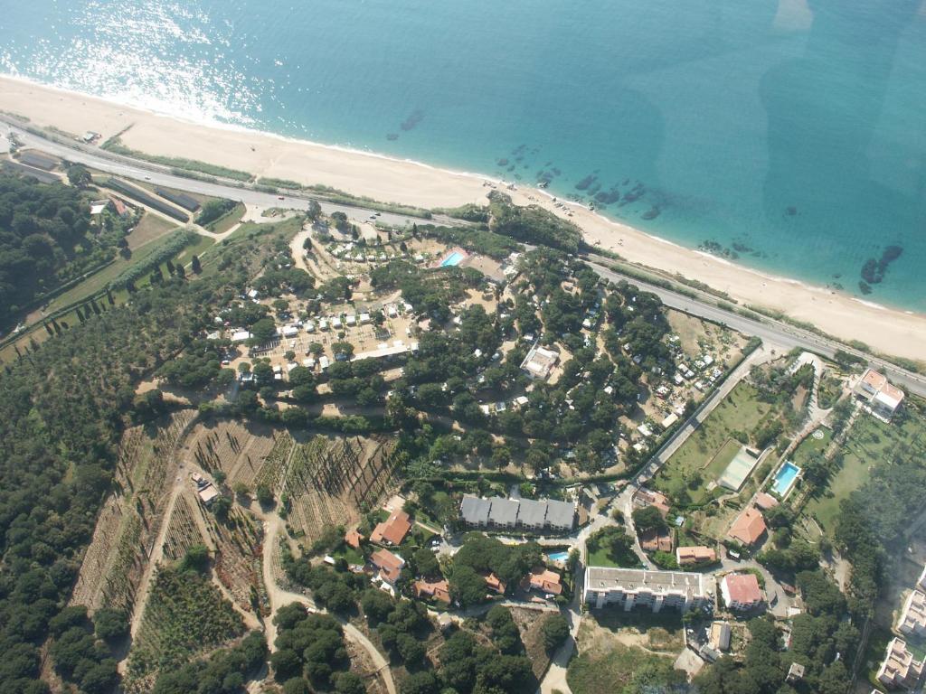 滨海圣波尔坎古若露营地的海滩上的度假村的空中景致