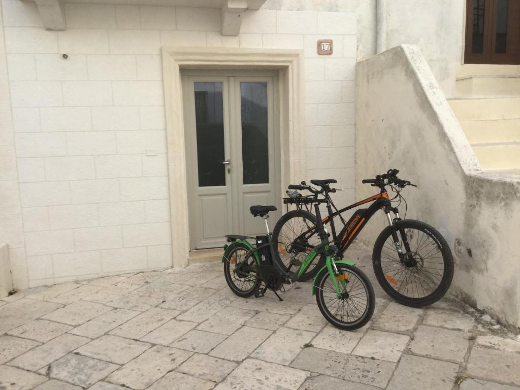 莫托拉Casa Charme的两辆自行车停在大楼旁边