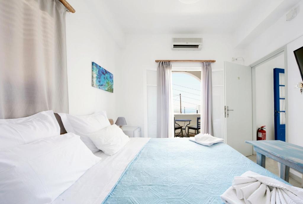 皮索利瓦迪朗多斯酒店的白色卧室配有床和桌子
