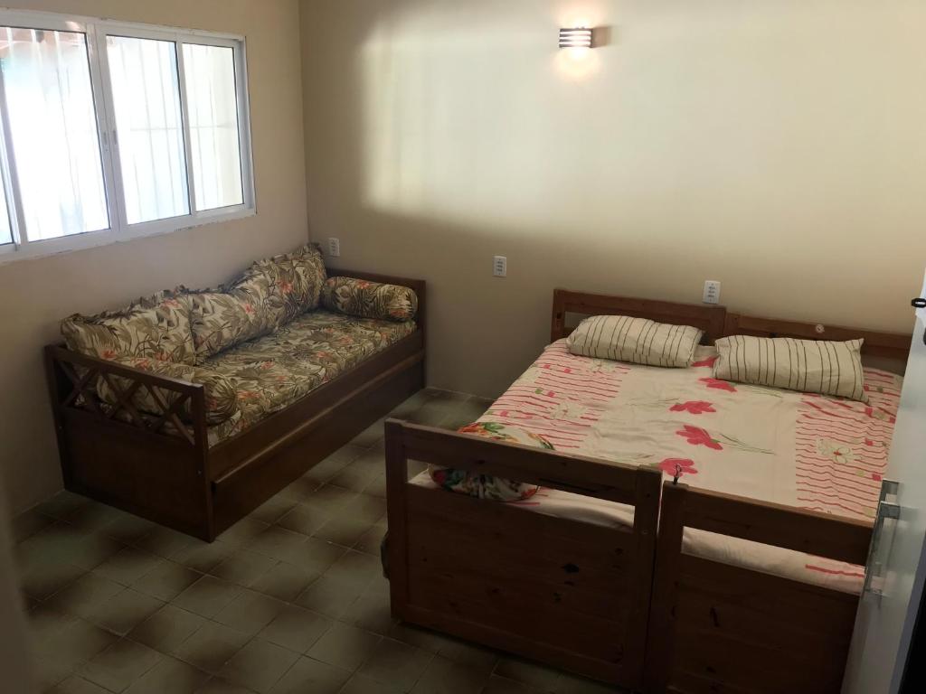 乌巴图巴Casa Ubatuba的客厅配有床和沙发