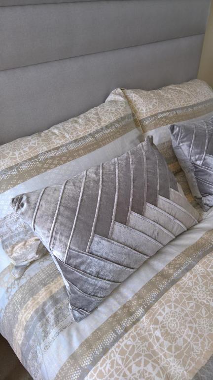布由德利Luxury Apartment Springhill Court Bewdley Worcestershire的床上有2个枕头