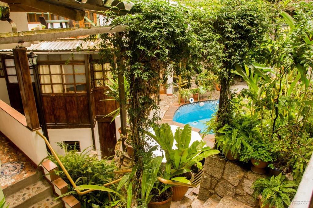 马丘比丘Gringo Bill's Boutique Hotel的享有花园的顶部景致,设有游泳池