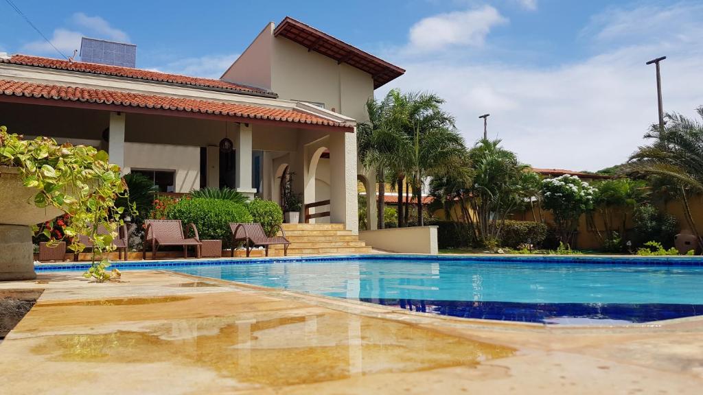 阿奎拉兹Pousada Brisa do Mar的别墅前设有游泳池