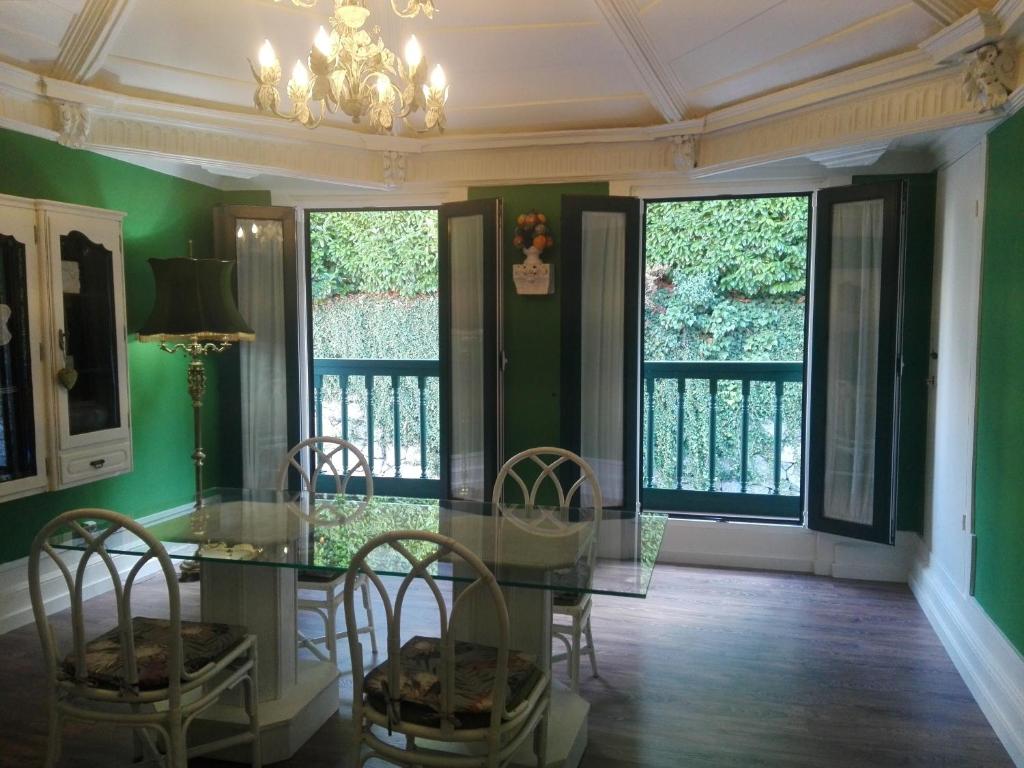 维拉·雷阿尔Casa da Varanda Verde的一间设有玻璃桌和椅子的用餐室