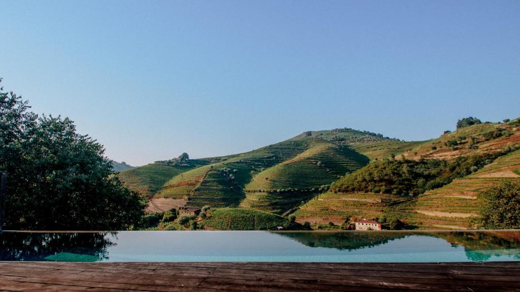 ErmidaQuinta do Vale da Ermida的享有高山美景,在湖中反射