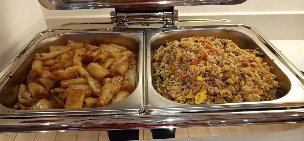 广州宜必思广州琶洲国际会展中心酒店的烤箱里两个食物托盘