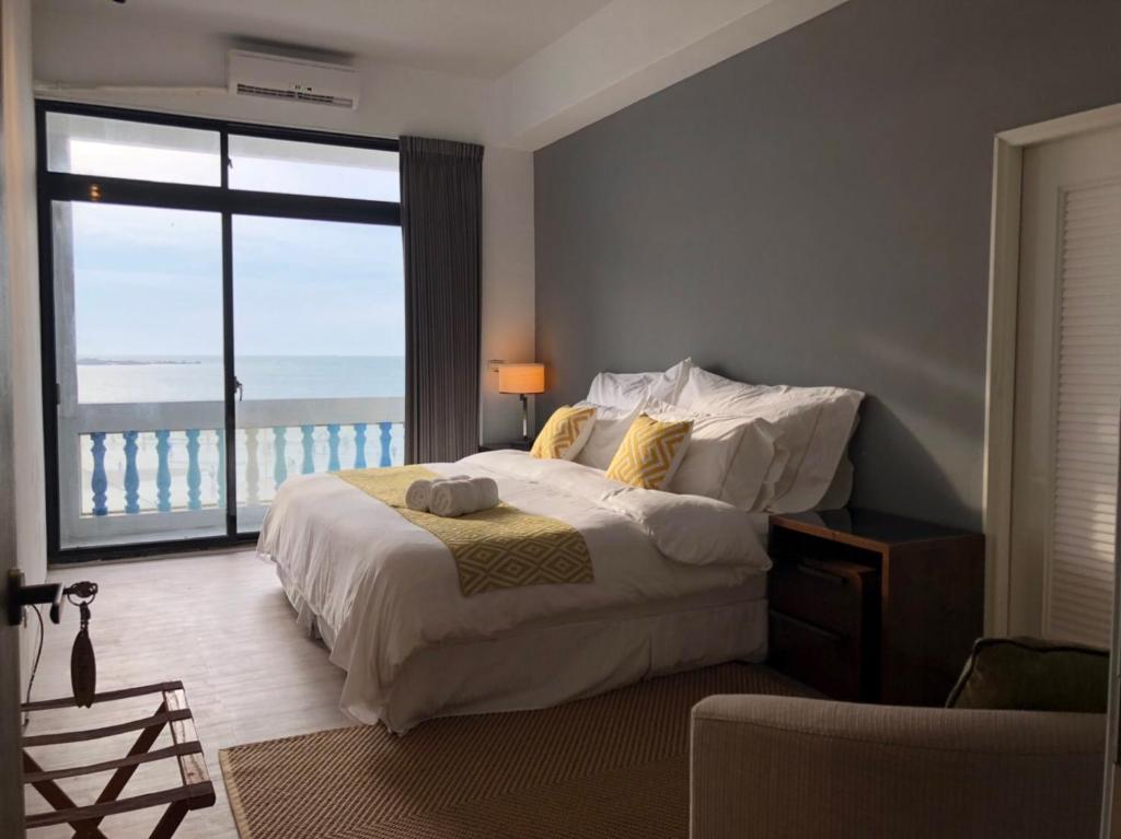 Shimen白沙啾啾 的一间卧室设有一张床,享有海景