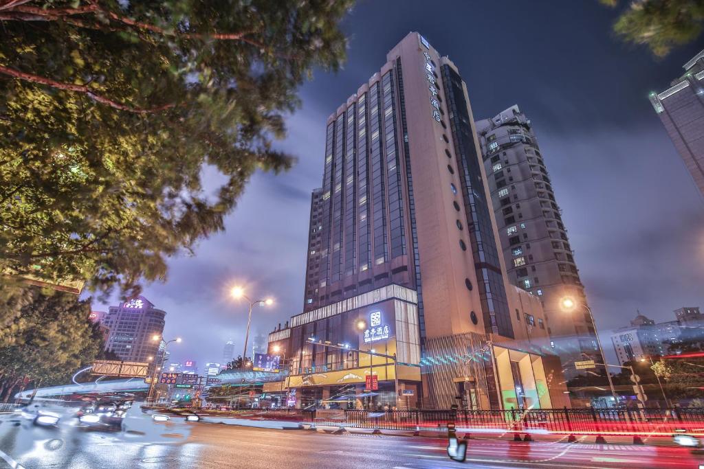 上海上海中星君亭酒店的一条城市街道,晚上有高大的建筑