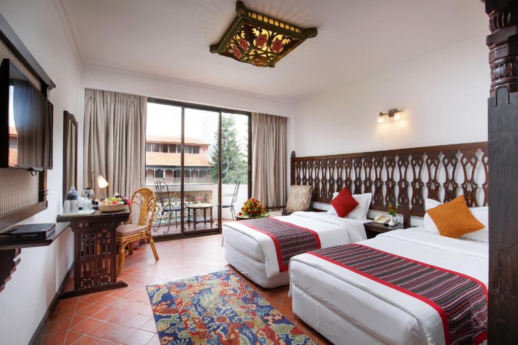 加德满都马纳斯鲁酒店的酒店客房设有两张床和一个阳台。