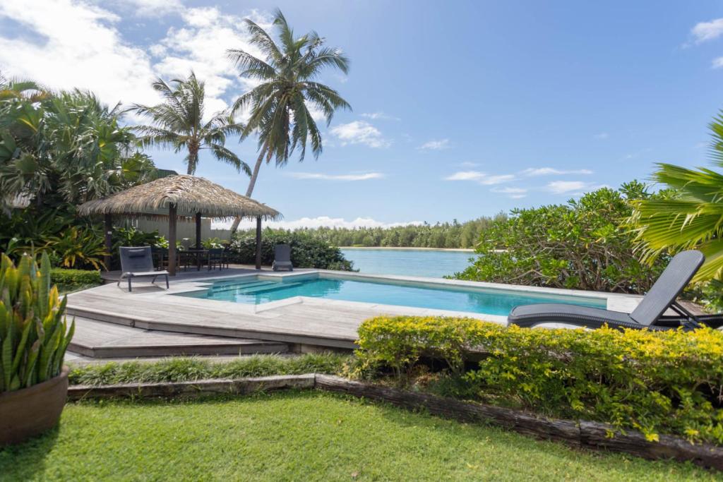 拉罗汤加穆里海滩别墅的一个带凉亭和水的游泳池