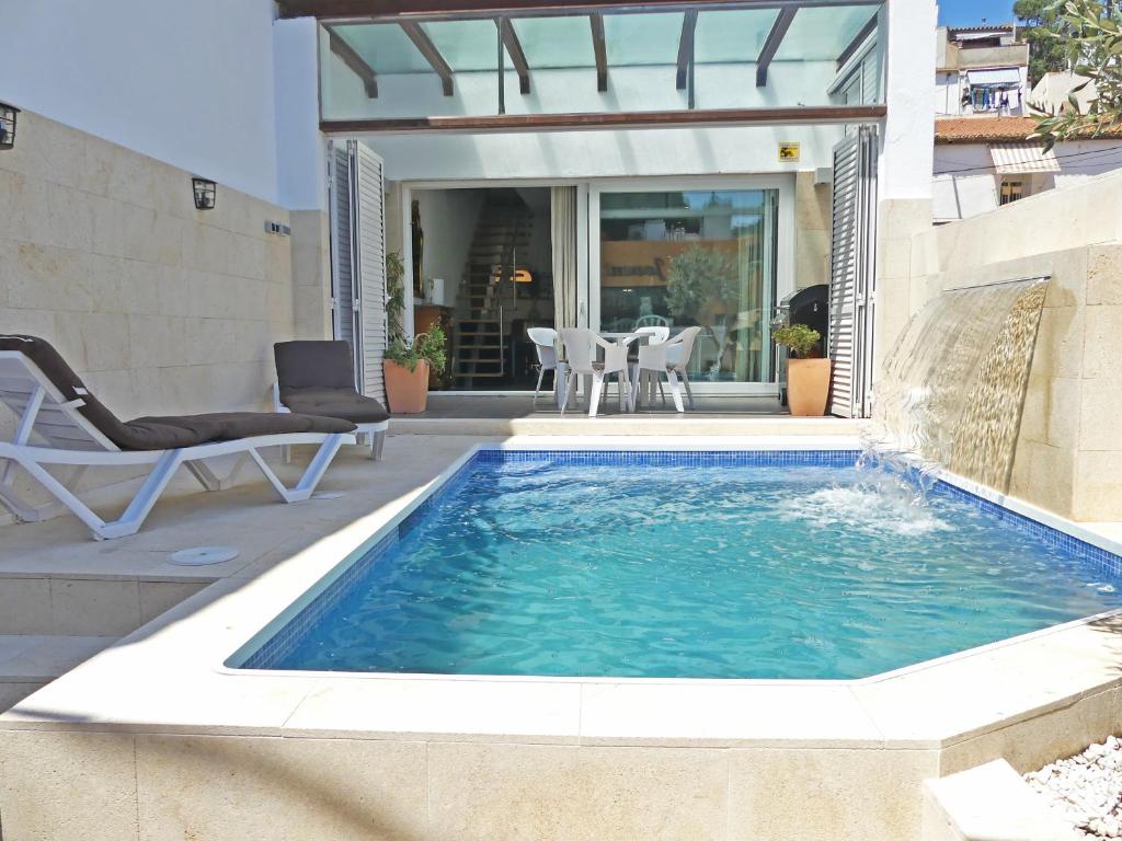 科莱拉Villa Mon Repos的后院的游泳池,带椅子和庭院