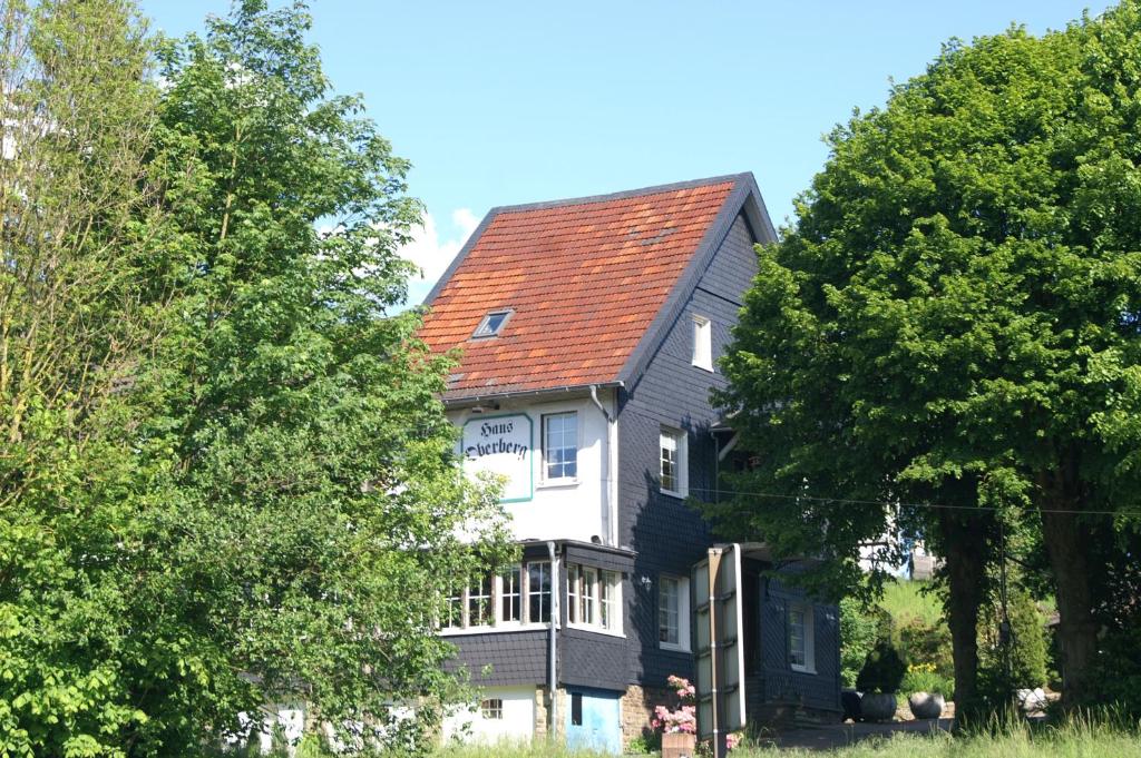 林德拉尔Pension Oberberg的一座红色屋顶的大房子